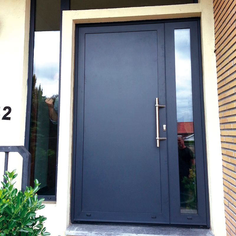 Porte d'une maison en panneau de remplissage aluminium Thermipan®
